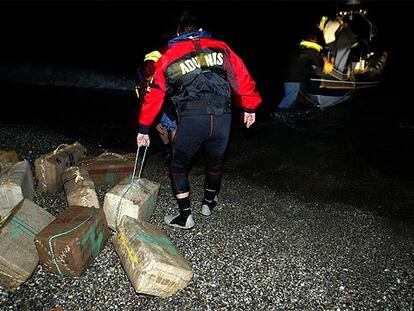 Un equipo de Vigilancia Aduanera, con un alijo de hachís en Algeciras en mayo de 2002.