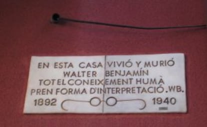 Placa que señala la casa donde se alojó y murió el escritor berlinés.