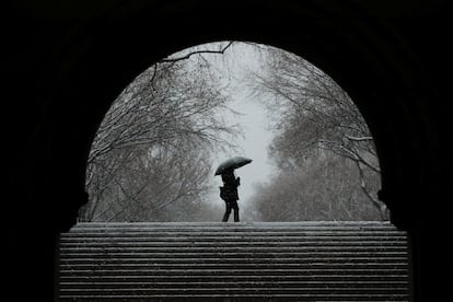 Una mujer se cubre con su paraguas de una fuerte nevada en Nueva York (EE UU), el 7 de marzo de 2018.