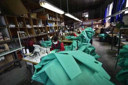 Un grupo de voluntarios fabrican trajes de protección sanitaria contra el coronavirus en Arnedo, en La Rioja. 