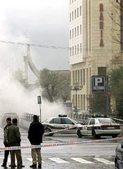 Zona acordonada tras la explosión de un coche bomba, ayer, en Santander.