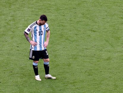 La reacción de Leo Messi después de perder 1-2 con la selección argentina ante Arabia Saudí este martes en el mundial de Qatar.