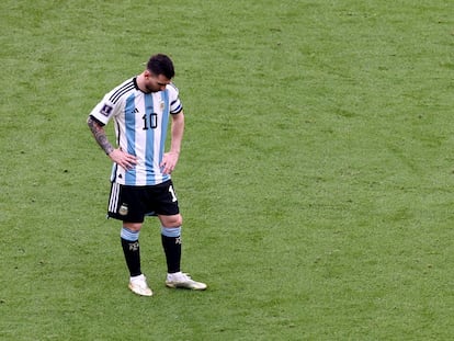 La reacción de Leo Messi después de perder 1-2 con la selección argentina ante Arabia Saudí este martes en el mundial de Qatar.