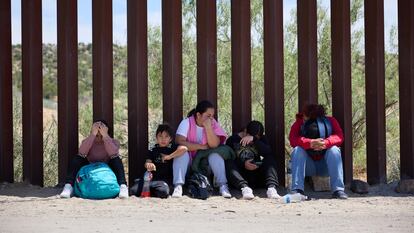 Migrantes esperan a la Patrulla Fronteriza tras cruzas el muro en Jacumba (California), este 4 de junio.