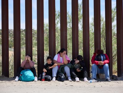 Migrantes esperan a la Patrulla Fronteriza tras cruzas el muro en Jacumba (California), este 4 de junio.
