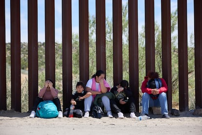 Migrantes esperan a la Patrulla Fronteriza tras cruzas el muro en Jacumba (California), este 4 de junio.