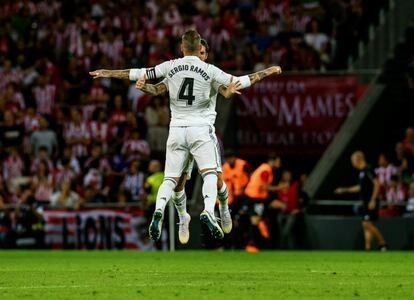 Los jugadores del Real Madrid Sergio Ramos e Isco, celebran el primer y único gol de su equipo.