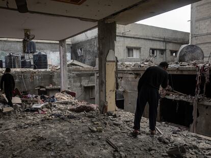 Palestinos observan las ruinas de un edificio bombardeado en Rafah este viernes.