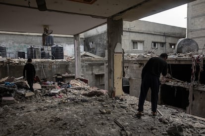 Palestinos observan las ruinas de un edificio bombardeado en Rafah este viernes.