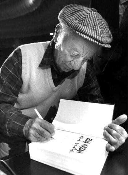 El director de cine Elia Kazan, en Valencia en 1992 con un ejemplar de su biografía en las manos.