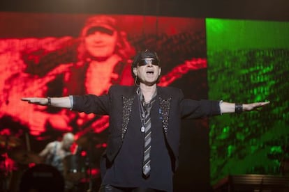 El cantante del grupo alemán Scorpions, Klaus Maine, durante su actuación el Azkena Rock Festival de Vitoria. 