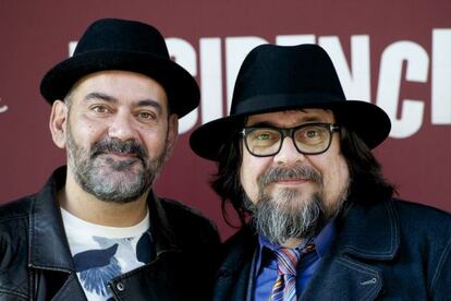 José Corbacho (izquierda) y Juan Cruz, en la presentación de 'Incidencias', en Madrid, el 21 de diciembre.