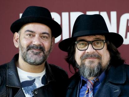 José Corbacho (izquierda) y Juan Cruz, en la presentación de 'Incidencias', en Madrid, el 21 de diciembre.