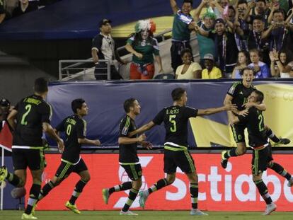 EL equipo de M&eacute;xico celebra el gol del capit&aacute;n, Andr&eacute;s Guardado. 