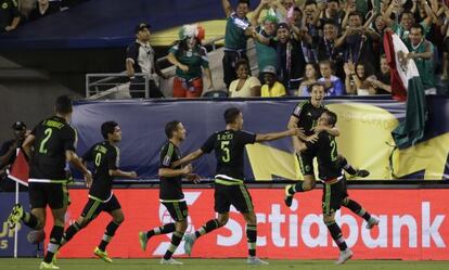 EL equipo de México celebra el gol del capitán, Andrés Guardado.