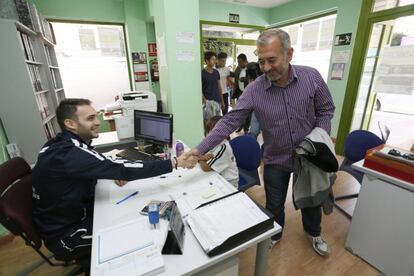 “I am very happy,” says Abdul Mohsen over and over, expressing gratitude for the help he and his family have received. The national soccer coach training center Cenafe has pledged to pay for their rental home and upkeep until he finds a job. Back in Syria he used to work as a soccer coach. Pictured, Abdul Mohsen greeting a Cenafe employee during a visit to the facilities.