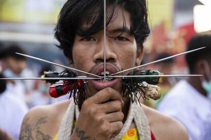 Un devoto con el rostro atravesado con largas agujas durante un ritual vegetariano en el Santuario Sapam, en Phuket (Tailandia).