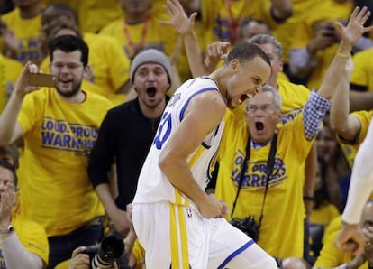 Stephen Curry celebra una d sus canastas.