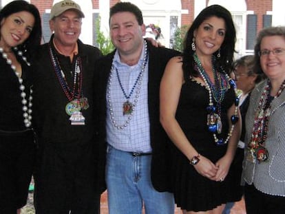 Petraeus posa con su esposa, Holly, y Jill Kelly (ambas a la derecha), la mujer que recibió los correos amenazadores de la amante del general.