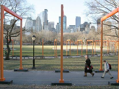 Una vista de las <i>puertas</i> pertenecientes al proyecto <i>The gates,</i> de Christo y Jeanne-Claude, instaladas en Central Park, en Nueva York.