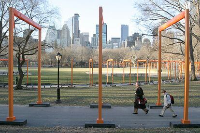 Una vista de las <i>puertas</i> pertenecientes al proyecto <i>The gates,</i> de Christo y Jeanne-Claude, instaladas en Central Park, en Nueva York.