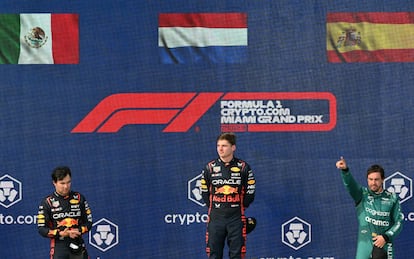 Sergio Perez, Max Verstappen y Fernando Alonso en el pódium este domingo.