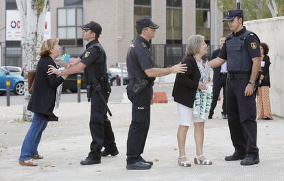 Preferentistas increpan a los acusados por el caso de las tarjetas 'black' a su llegada a la sede de la Audiencia Nacional en San Fernando de Henares.