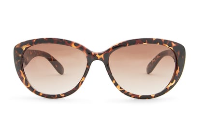 Cat-eye: no olvides las gafas de sol, ir a la monta?a no es incompatible con el buen tiempo. Este modelo estilo ojos de gato es de Mango (15,99 euros).