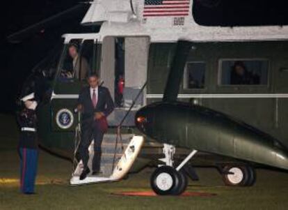 El presidente de EE.UU., Barack Obama, desciende de un helicóptero este lunes 10 de diciembre de 2012, en la Casa Blanca en Washington DC. (EE.U.U.), tras realizar una visita de un día a la Planta Diesel Diamler Detroit en Redford, Michigan.