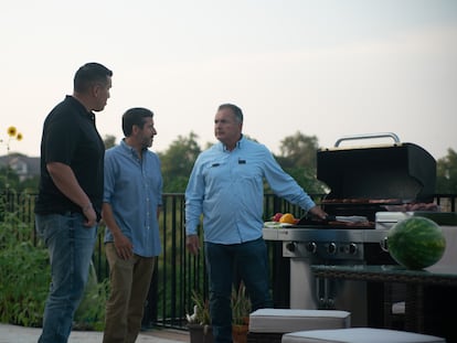 Familia y amigos disfrutando de una parrillada.