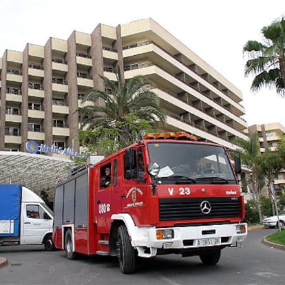 Un camión de bomberos, ayer, tras sofocar el incendio en el hotel Meliá de Alicante.