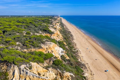 Vista aérea del frente litoral de Mazagón, en Costa de la Luz, en la provincia de Huelva.