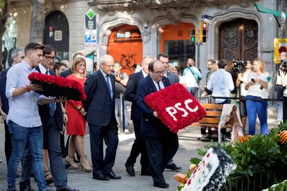 El primer secretari del PSC, Miquel Iceta, seguit de l'expresident José Montilla i Salvador Illa (2esq.), participen en l'ofrena floral al monument a Rafael Casanova amb motiu de la celebració de la Diada de Catalunya.