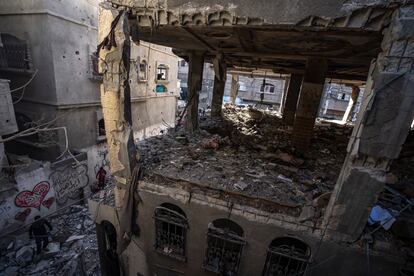 Estado de un edificio de viviendas en Rafah, en el sur de la Franja, este lunes, tras los ataques israelíes. 