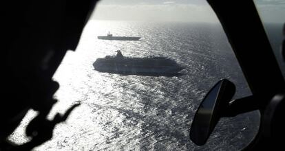 El 'Carnival Seplendor', frente al portaaviones Ronald Reagan de la marina estadounidense.