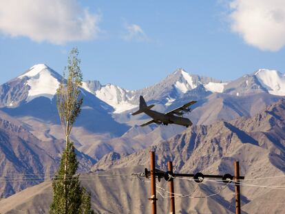 Un avión Hércules de transporte militar indio se prepara para aterrizar en una base en el territorio de Ladakh, fronterizo con China