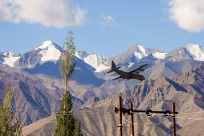 Un avión Hércules de transporte militar indio se prepara para aterrizar en una base en el territorio de Ladakh, fronterizo con China