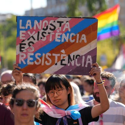 BARCELONA, 29/06/2024.- Cerca de 2.000 personas del colectivo LGTBI han recorrido este sábado calles del centro de la ciudad en una manifestación para reivindicar la libertad sexual y de género. EFE/Alejandro García
