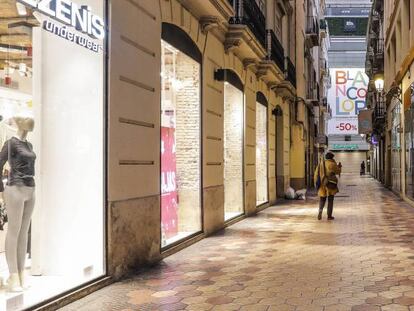 Una calle comercial de Valencia con todos sus establecimiento cerrados