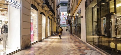 Una calle comercial de Valencia con todos sus establecimiento cerrados