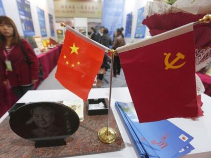 La bandera de china, la comunista y un recuerdo de Mao en una exposici&oacute;n.