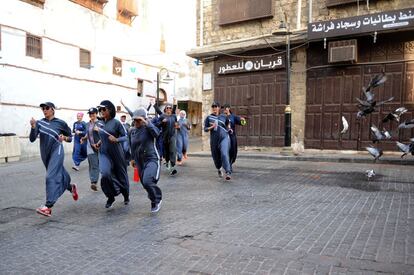 Mujeres saudíes practican deporte por las calles de Yeda (Arabia Saudí), con motivo del Día Internacional de la Mujer.