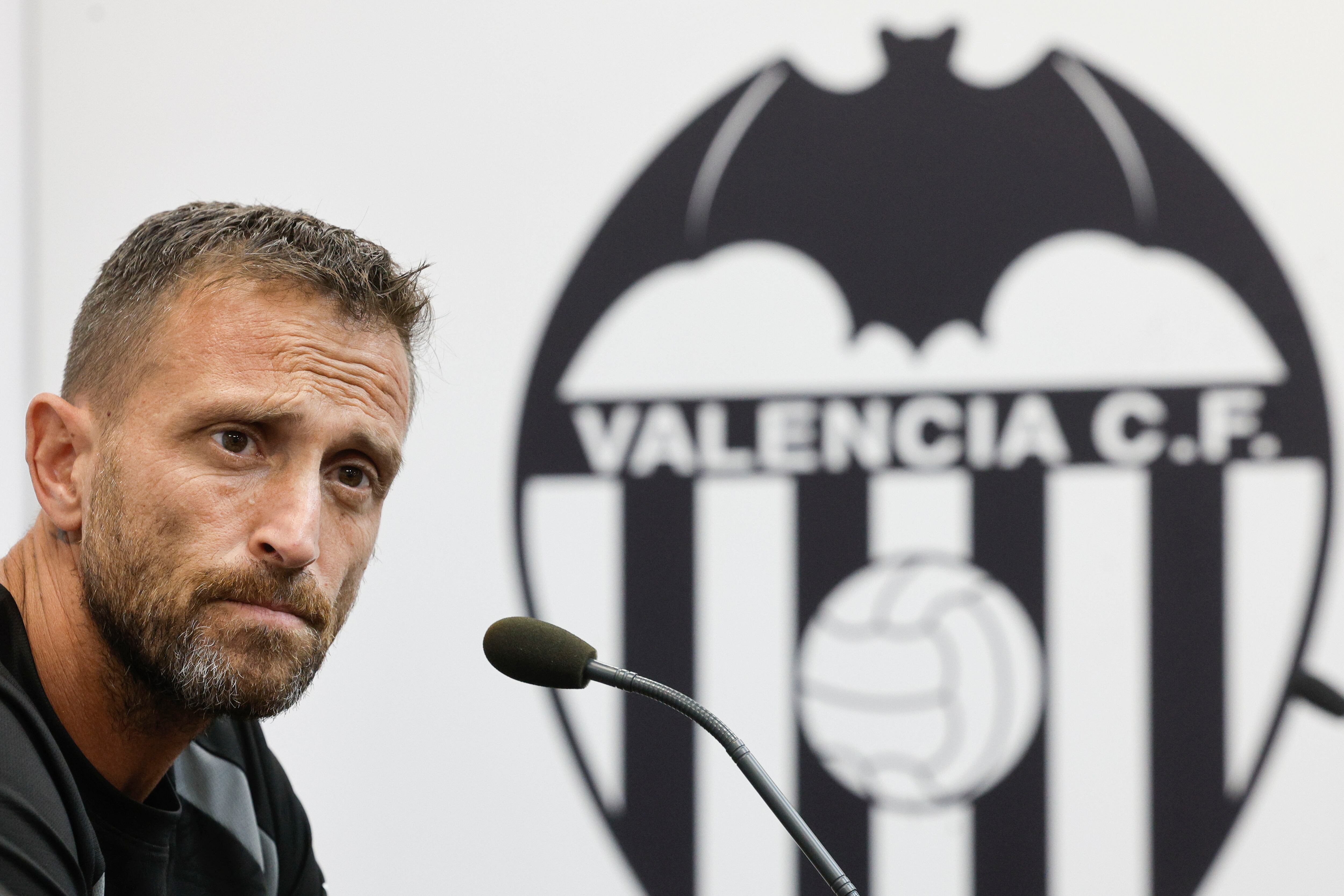 Óscar Sánchez, un entrenador interino que tiene fe en el Valencia: “El equipo está totalmente capacitado para ganar al Alavés”