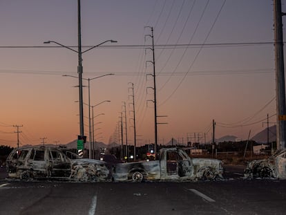 Vehículos incendiados en las calles de Culiacán (Sinaloa) tras la detención de Ovidio Guzmán, el 6 de enero.