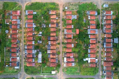 Vista de los RUC (Reasentamientos Urbanos Colectivos). Muchas de las familias que fueron expulsadas de sus territorios a orillas o cerca del río Xingú, fueron realojadas en los RUC, en casas de albañilería simple, que no se adaptan a las diferentes necesidades de cada familia. Algunos afectados dicen que incluso ni siquiera fue respetada su voluntad de vivir junto a sus antiguos vecinos; fueron distribuidos aleatoriamente en distintos barrios, lo que llevó a diversos conflictos territoriales.
