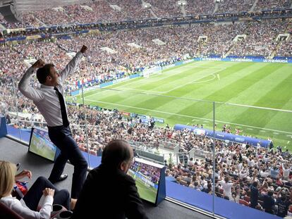 El presidente de Francia, Emmanuel Macron, celebra un gol de la selección francesa durante la final del Mundial de Rusia.