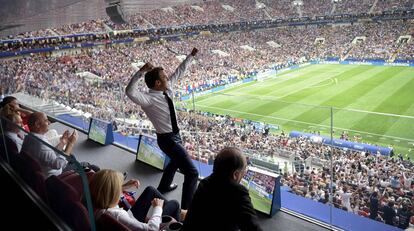 El presidente de Francia, Emmanuel Macron, celebra un gol de la selección francesa durante la final del Mundial de Rusia.