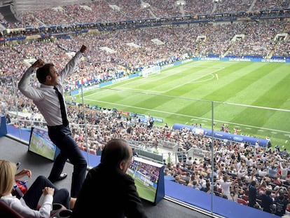 El presidente de Francia, Emmanuel Macron, celebra un gol de la selección francesa durante la final del Mundial de Rusia.