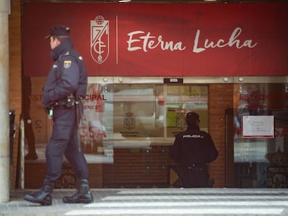 Registro policial en el estadio Nuevo Los Cármenes, del Granada CF, con motivo de la operación Líbero, el 31 de enero de 2018.