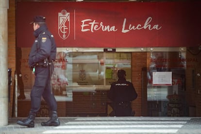 Registro policial en el estadio Nuevo Los Cármenes, del Granada CF, con motivo de la operación Líbero, el 31 de enero de 2018.